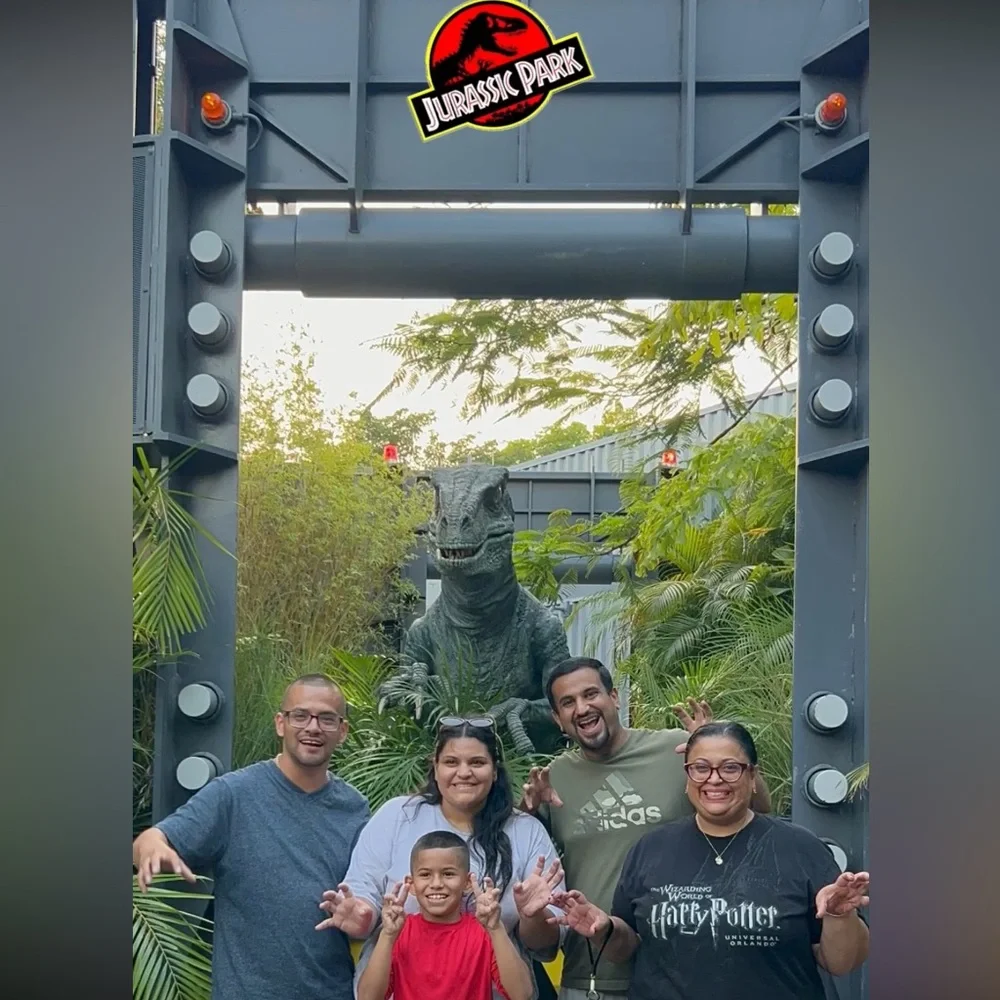 4/19 @2pm CST Coach preferred or luxury & designer bags, wallets & accessories. - Picture 9 of 14